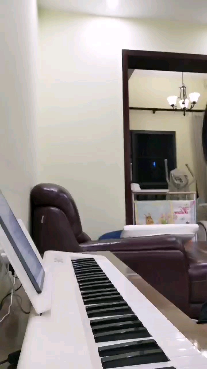 兩只手慢慢的彈著左手的和旋。也是很開心的～(￣▽￣～)~