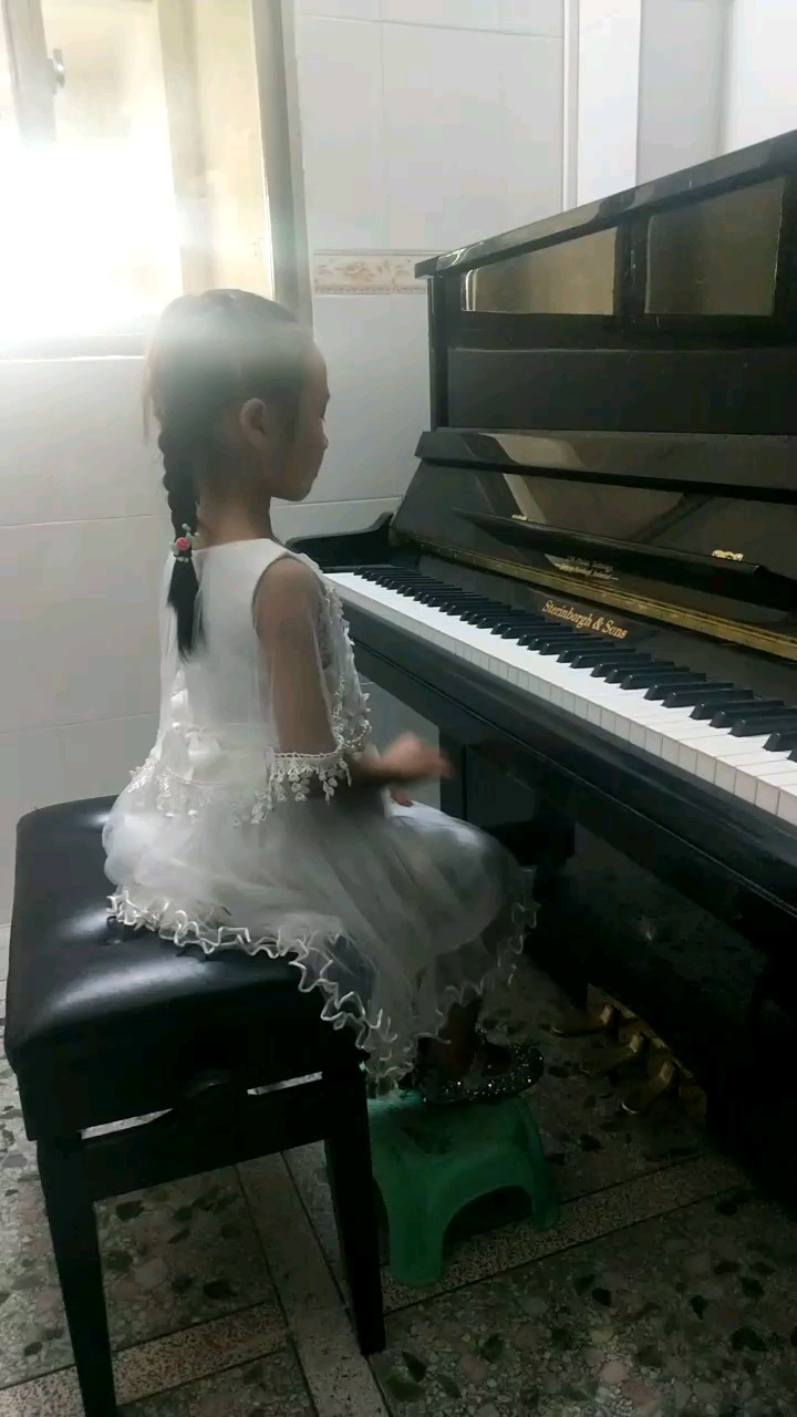 刘芯兰  6周岁  非常喜欢，热爱钢琴，希望老师们多多点评，指出缺点，让小女在钢琴路上更进一步。谢谢。