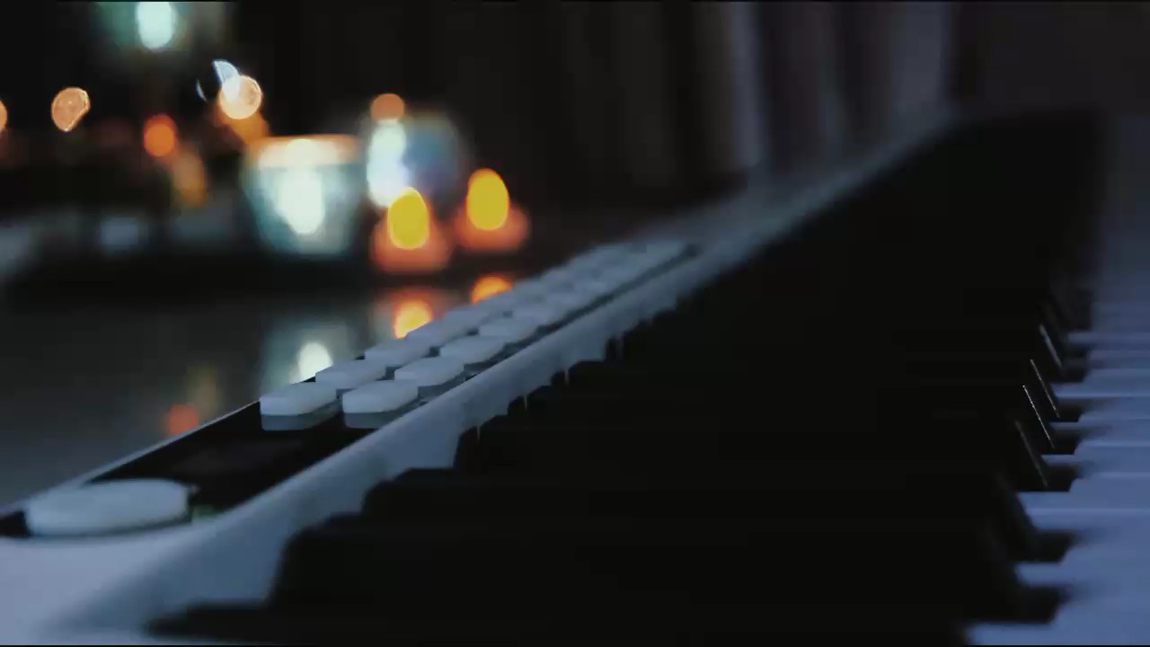 一点镜头的尝试，记录在湖边弹钢琴的夜晚/
背景音乐直接拿原创的一个DEMO用了～