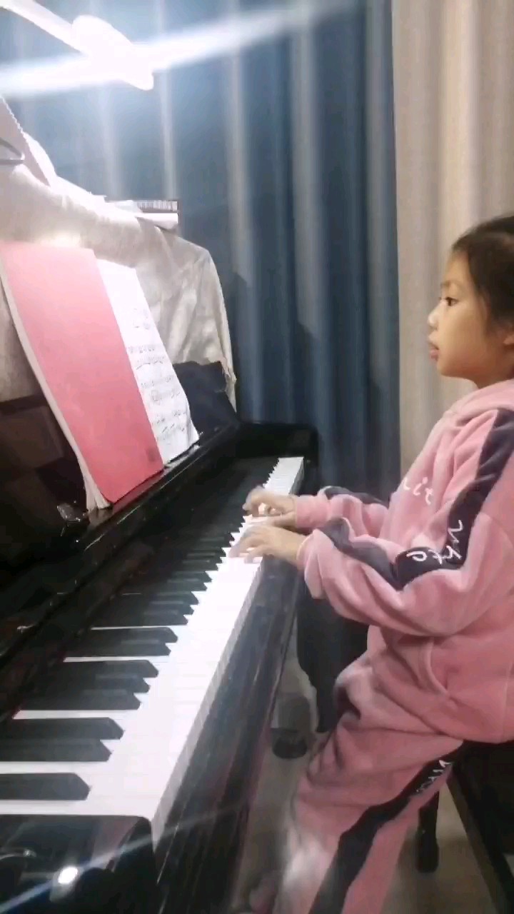 存貨，7歲時彈的，只學了兩頁，第三頁和弦八度音手不夠大彈不了