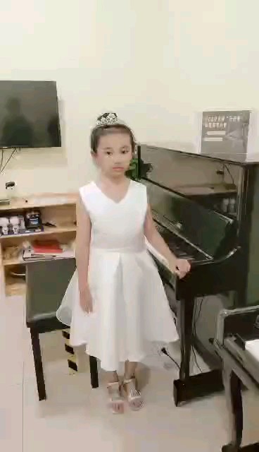 大家好，我是崔露菡，今天我给大家带来的是《小猫和线球》