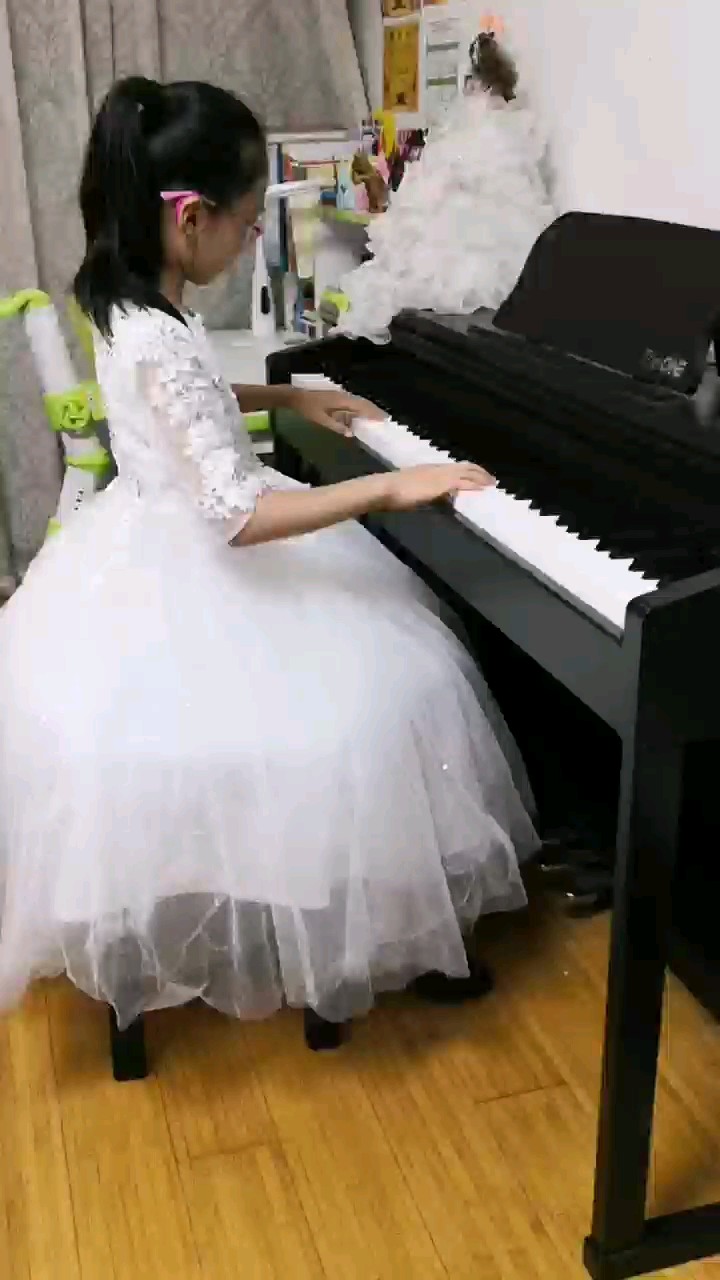 一首经典的浏阳河，保留着原有的民族风味，让我们一起感受曲子曲调的优雅，感受民歌的美.