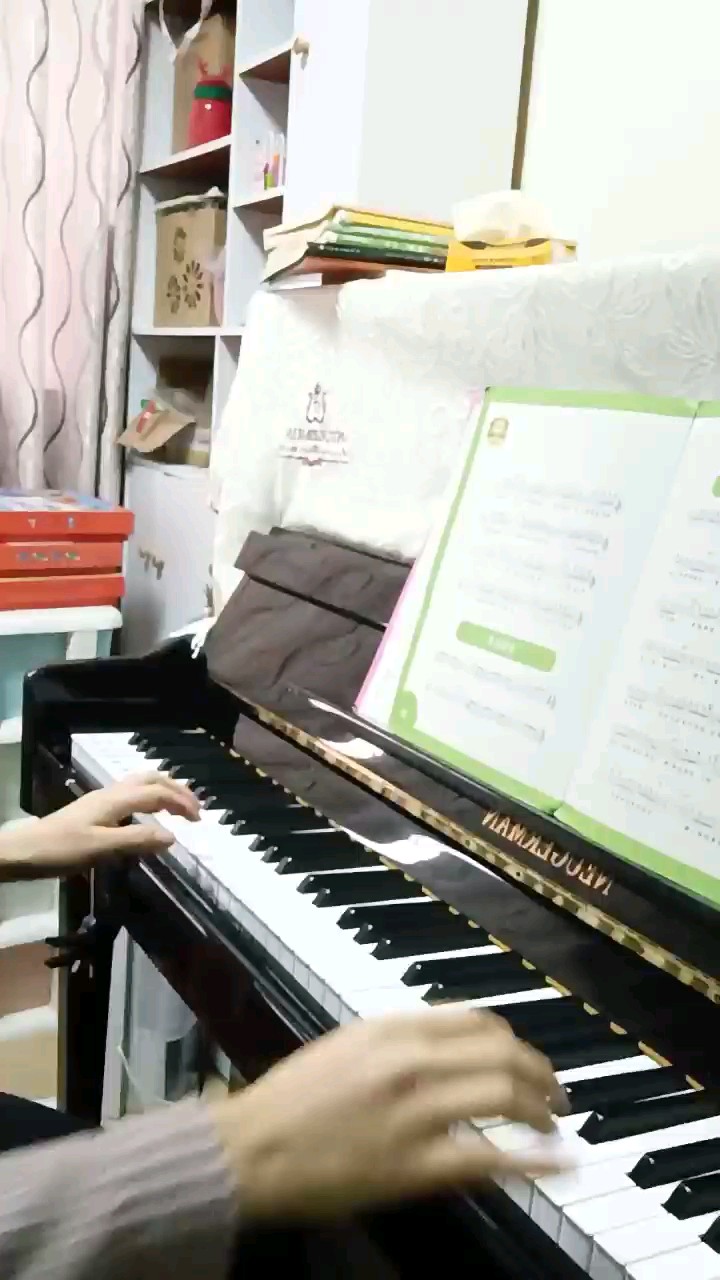 女儿学钢琴，跟着自学，因为从小到大很喜欢钢琴，小的时候没有这个经济条件，现在自己有这个能力，何不一起学呢？一起进步！一起学习！我是超级爱钢琴。♥