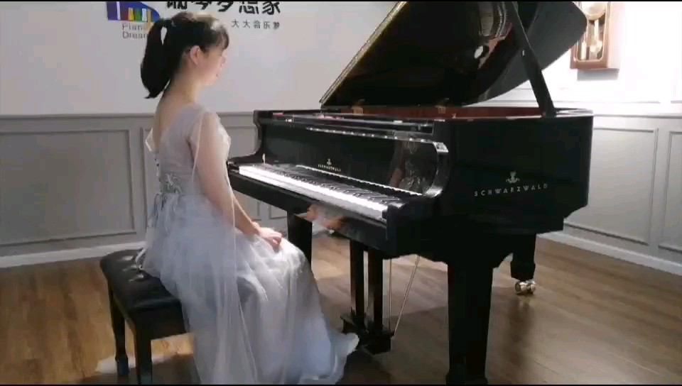 曲子似鸟儿婉转歌唱，如山泉缓缓流淌