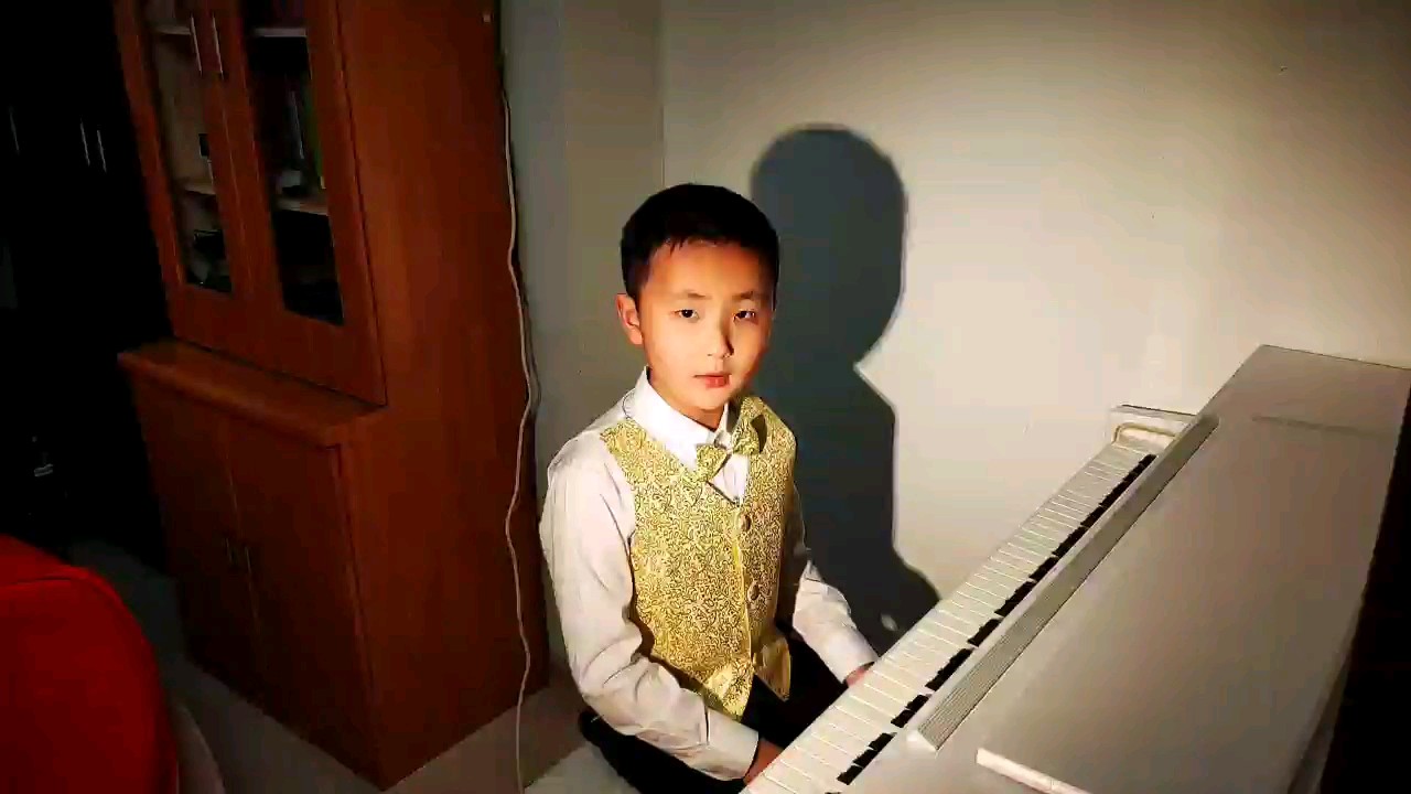 本来想弹一曲D大调幻想曲的，但又觉得神话更符合这次的比赛。