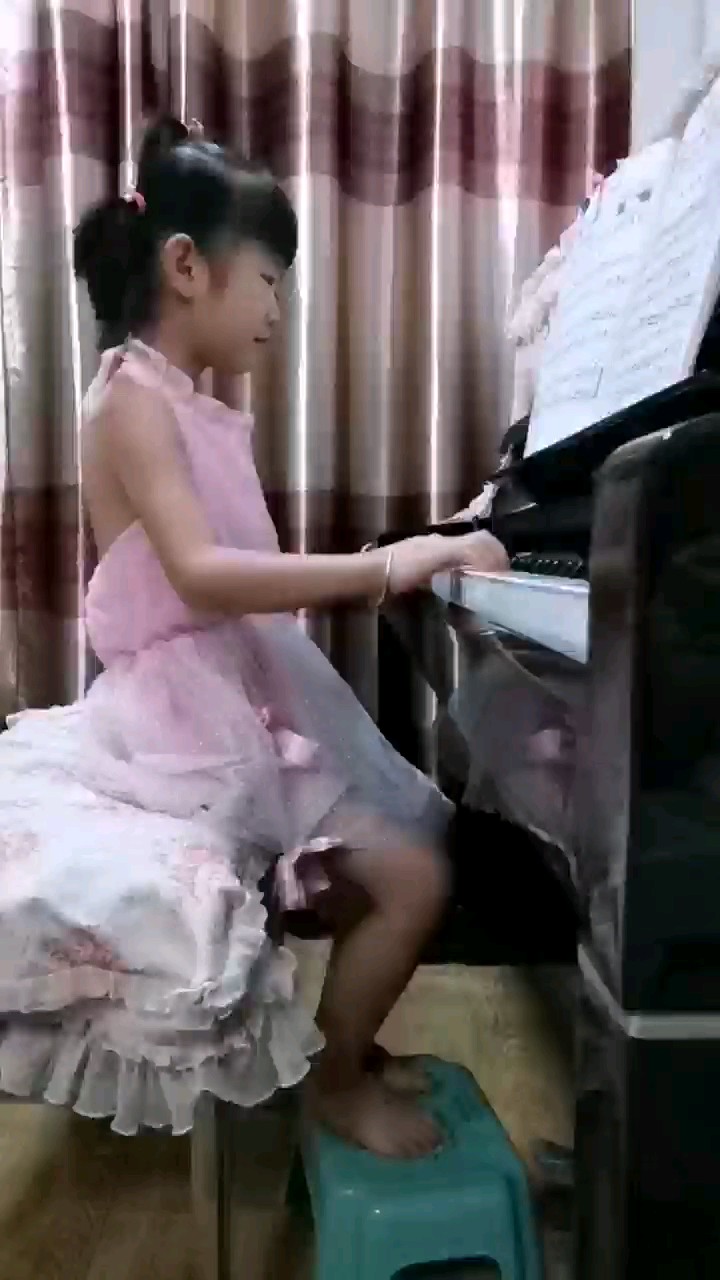 武信伊，2016年5月22日出生，从2020年11月20日开始学习钢琴