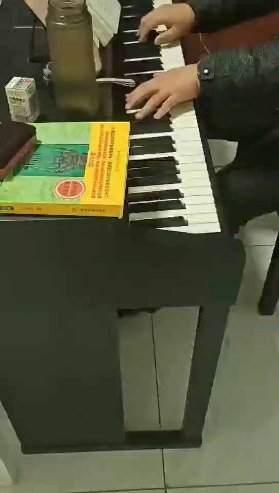 老师弹的