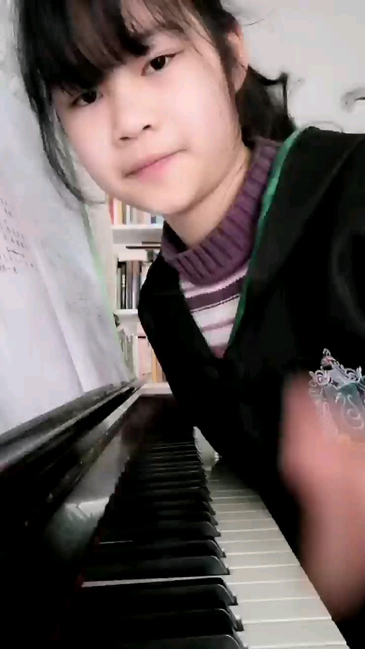 我穿了霍格沃茲蛇院校服。