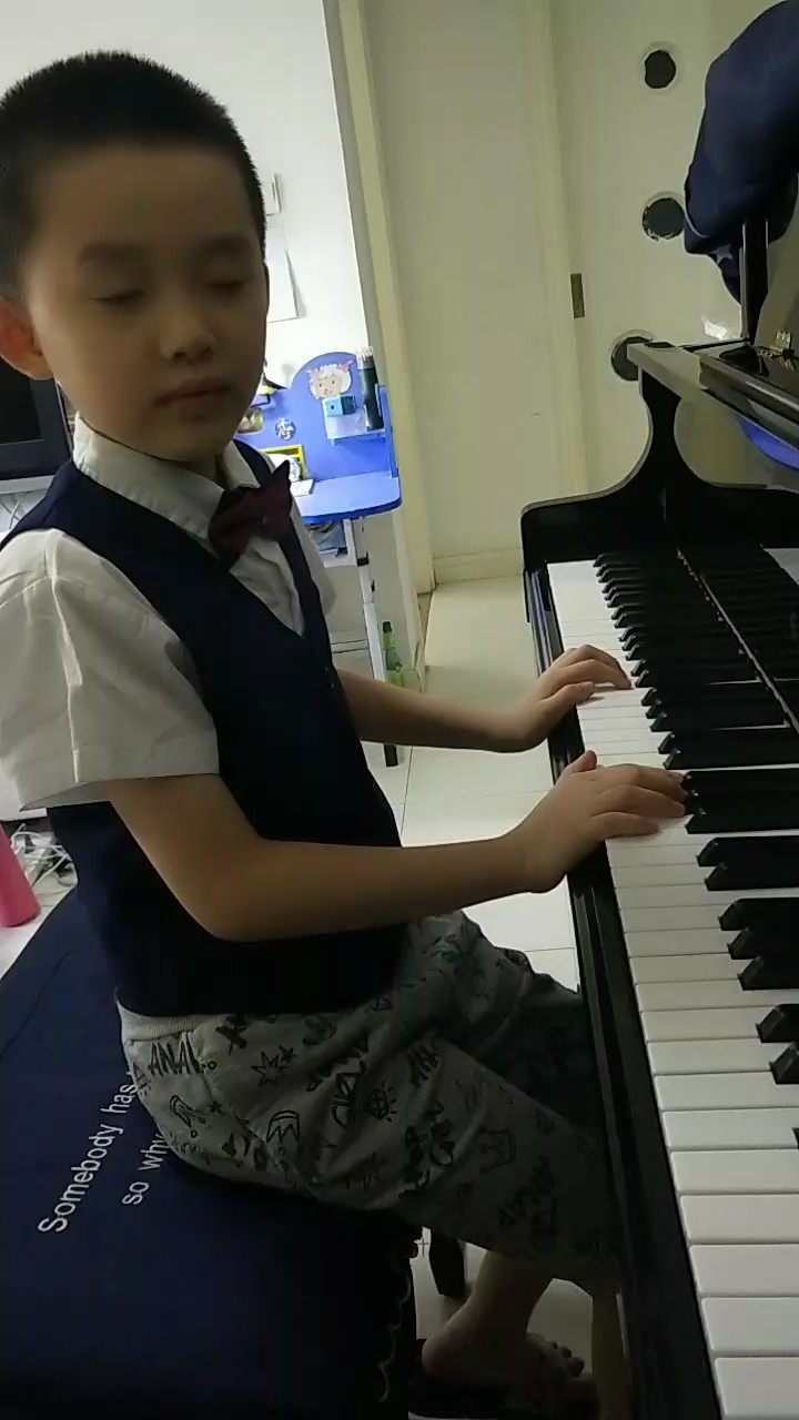 欢快童真的捉迷藏