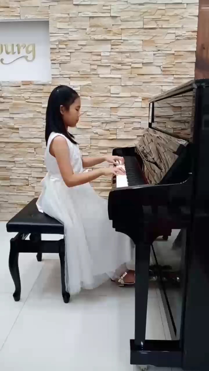 山娃作曲家是張朝，描述的是住在大山里的云南少數(shù)民族，孩子們?cè)谏缴弦黄鹜嫠５那榫啊?>
                                            </a>
                                        </div>
                                        <div   id=
