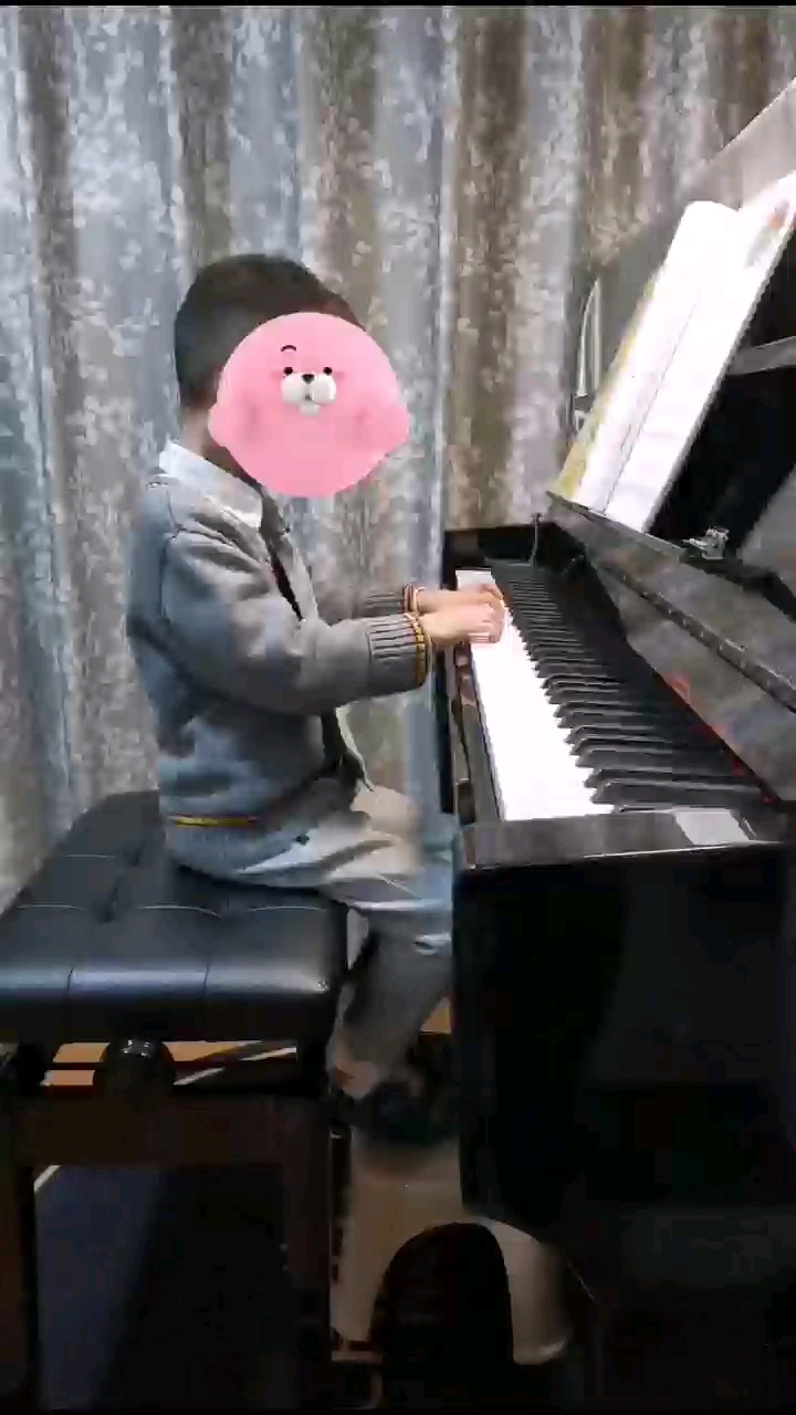 2020-12-02 从幼儿园接回来就开始练习新学的曲子，一首曲子熟练的越来越快了😍