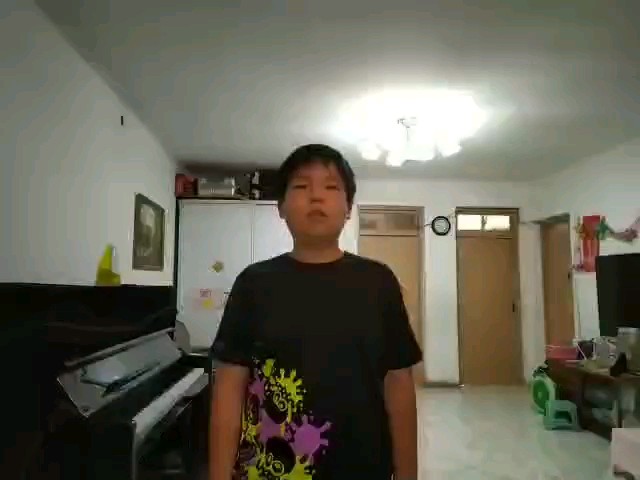 喜欢钢琴，让生活像音符一样欢快地跳跃起来。