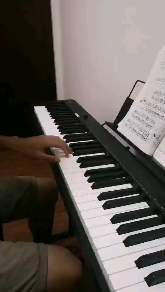 努力练琴中