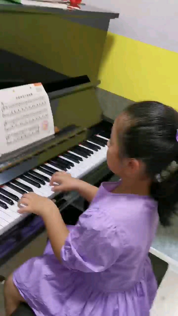 希望大家会喜欢这首活泼、欢快的琴声