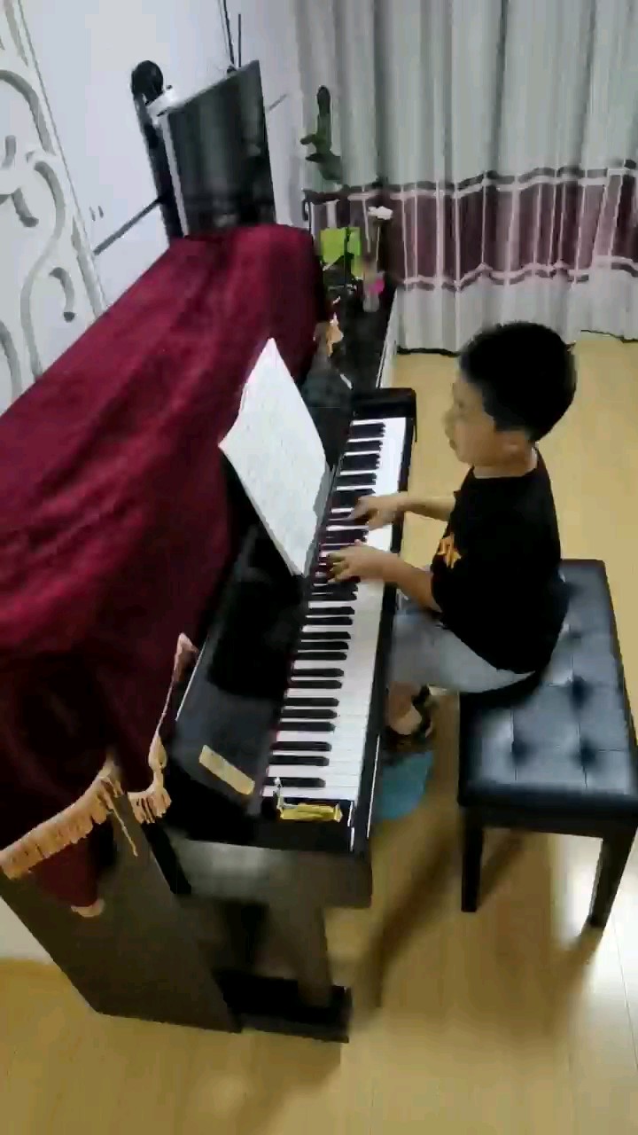 开开心心学习钢琴，做一个优雅的小男生。