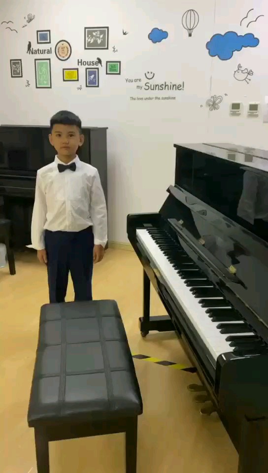 帅气的小伙弹出了小猫玩线球的感觉😄