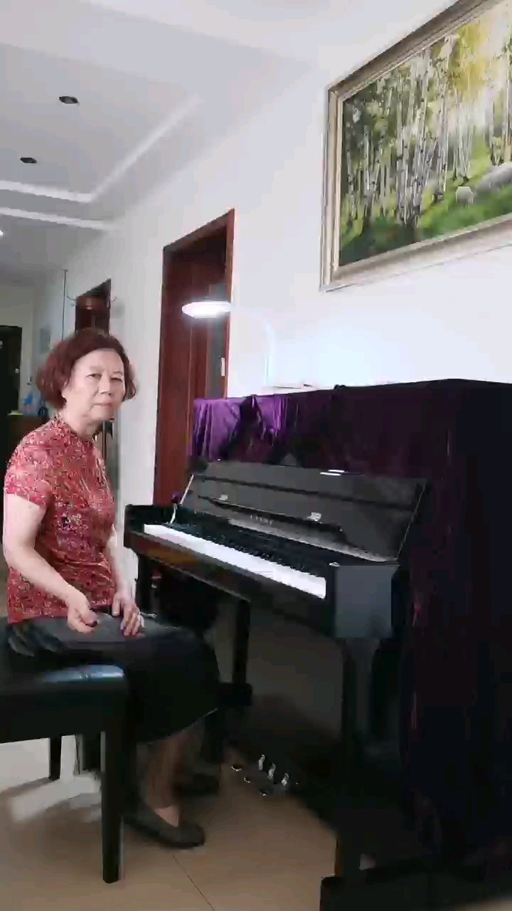 选自《塞北小曲三十首》作曲黄安伦  这首曲调亲切流畅，乐曲表现了乡亲们敲锣打鼓迎亲人的热烈动人情景