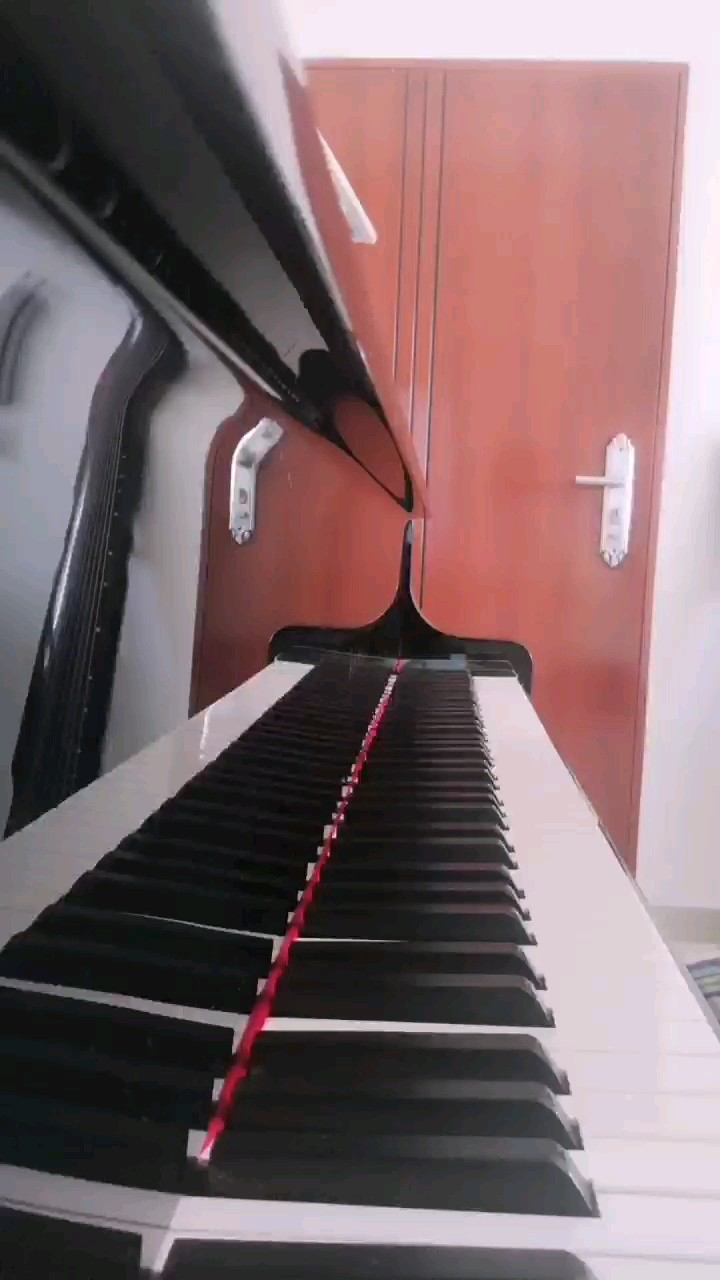 清晨入古寺，初日照高林，曲径通幽处，禅房花木深，山光悦鸟性，潭影空人心，万籁此俱寂，惟馀钟磬音