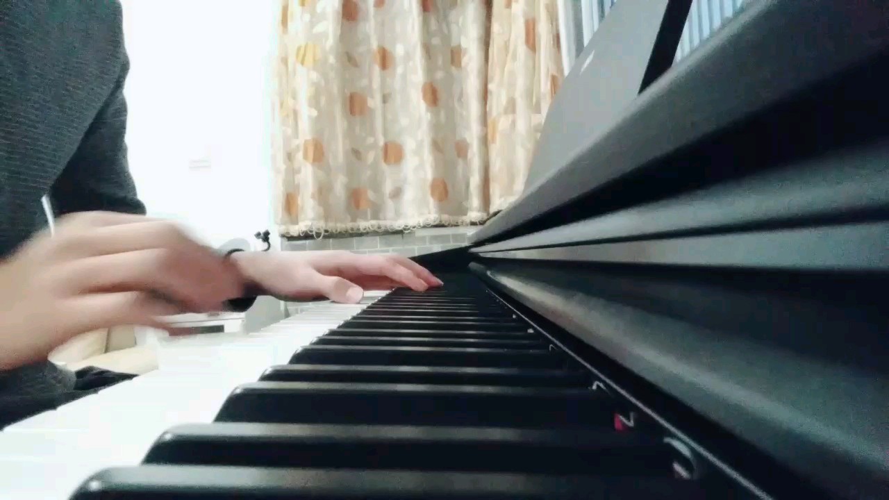 第一次听这首歌的时候单曲循环了贼久～～觉得好听的朋友们支持一下喏～