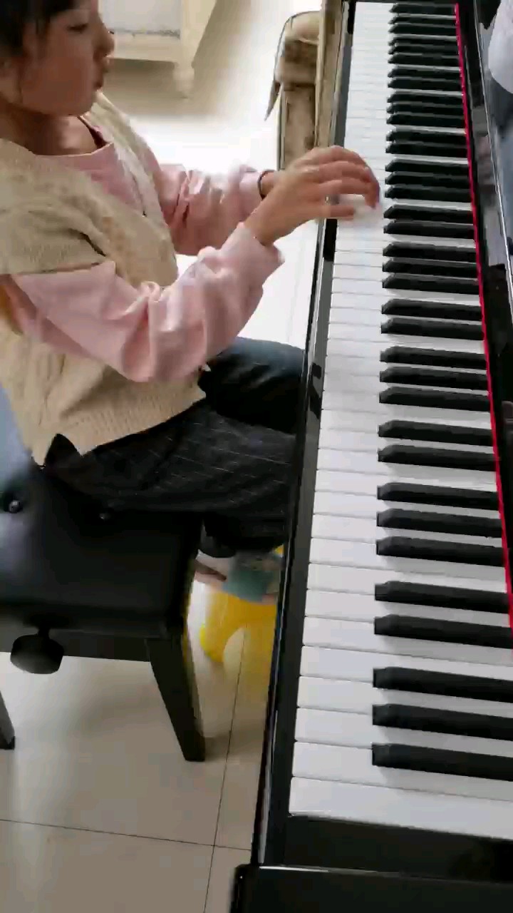 我们的小朋友这两天才开始认真对待这个曲子。不容易！