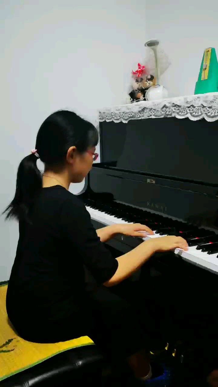 雄鹰展翅飞   哪怕风雨骤
革命代代如潮涌    前赴后继跟党走