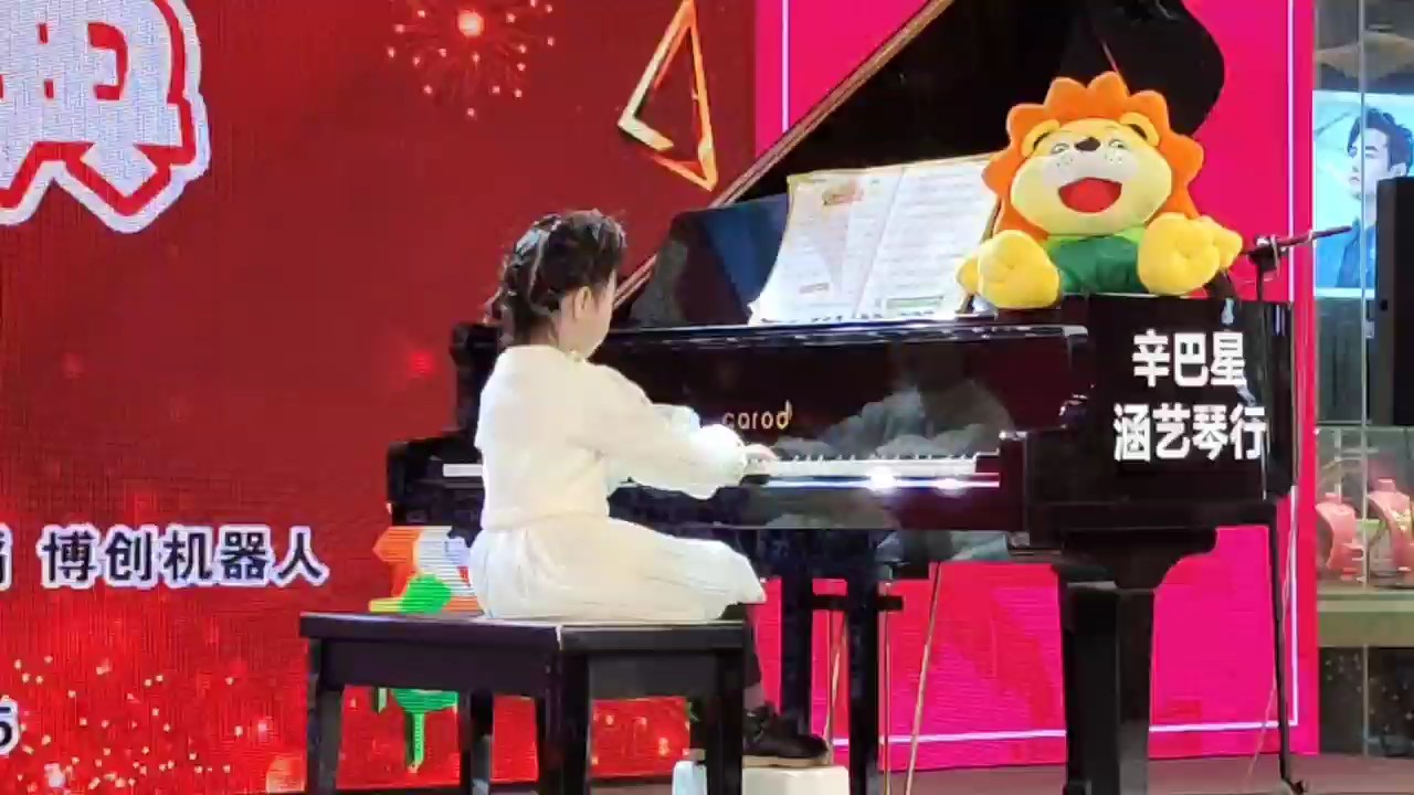 已經(jīng)慢慢習(xí)慣舞臺(tái)表演，不再那么怯場(chǎng)。加油！