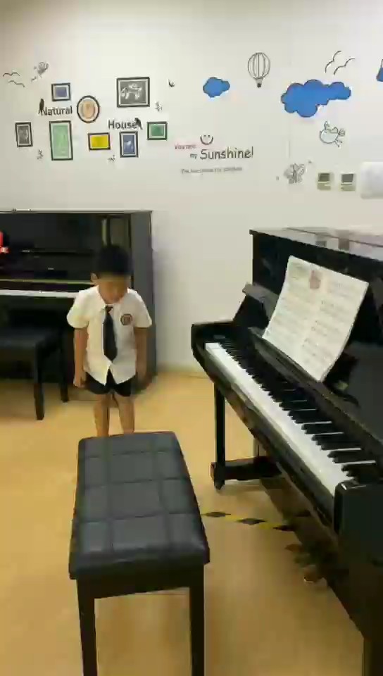 美食广场，跟随着钢琴音乐🎵的旋律感受美食带来的愉悦心情。
