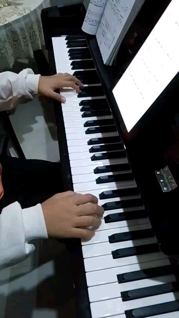 很喜欢这首，自己弹的一塌糊涂😆😆😆😆