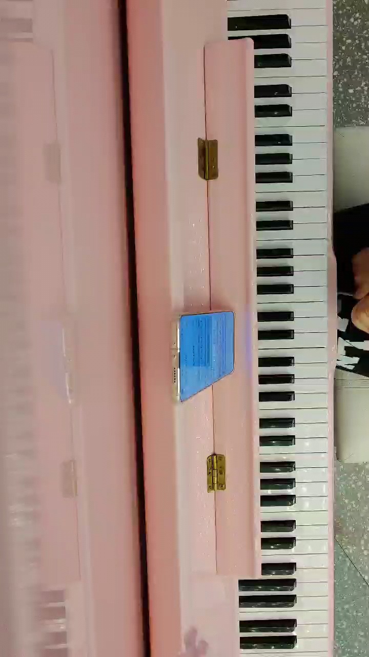 好几年没练过了，今天找到这个曲谱，就是童年的味道。
哈哈哈小肥手生疏回顾钢琴的第一天~
加油！