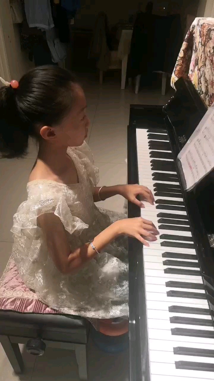 小猴走钢丝时的艰难和不屈不挠，音乐中能够体会到小猴坚毅的性格。