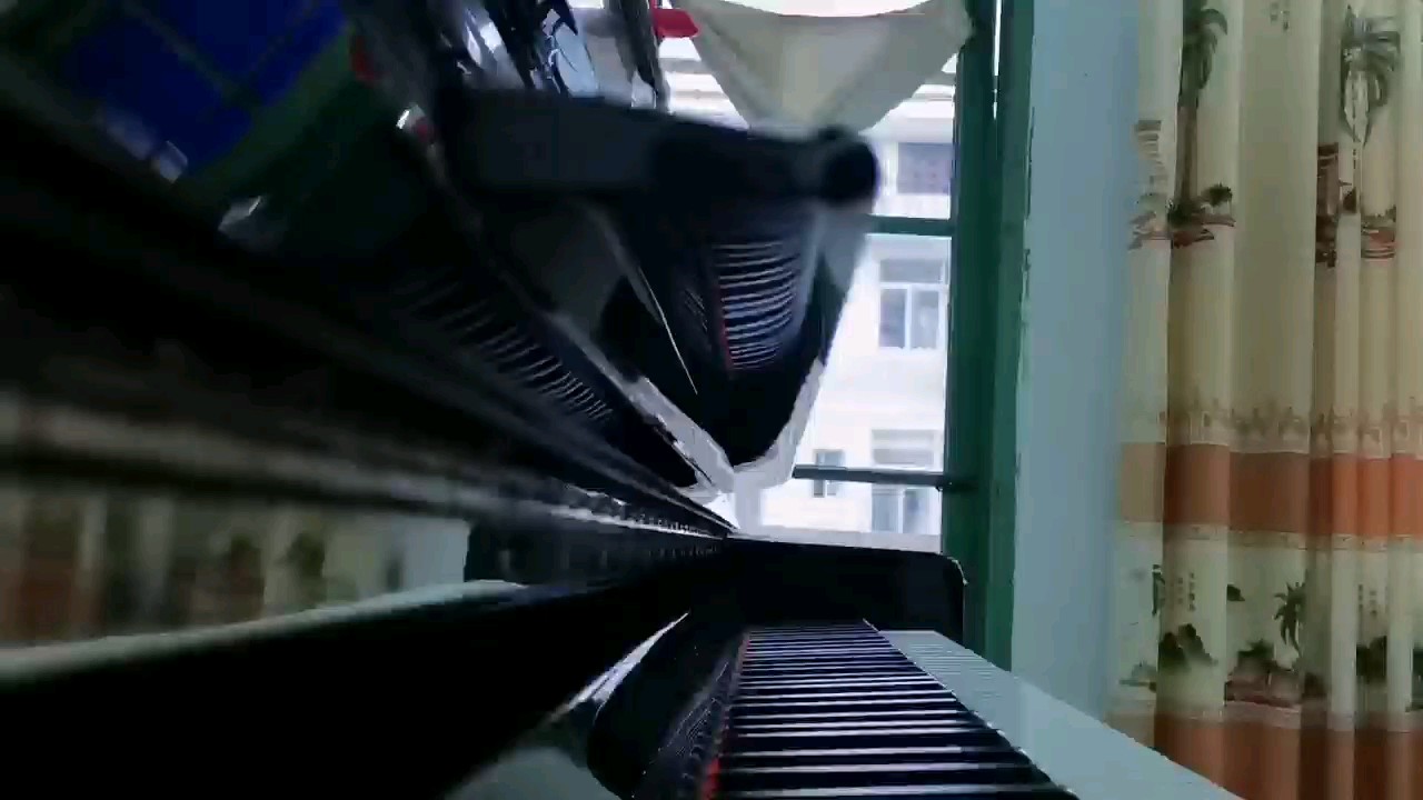 朋友家的真钢琴键好重，手指弹的都变形了（ps:钢琴小菜鸡小声bb道🤫）