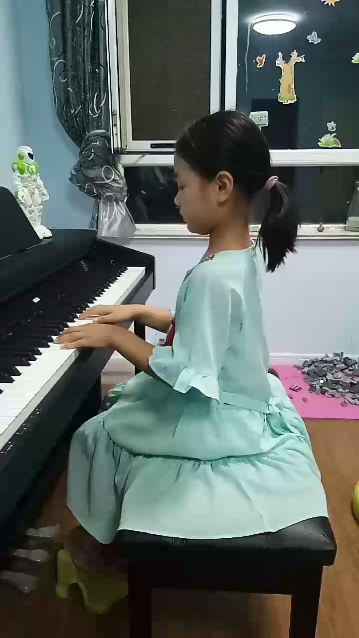 这首充满圣诞节活力气氛的曲子是宝贝学琴一个月的成果。