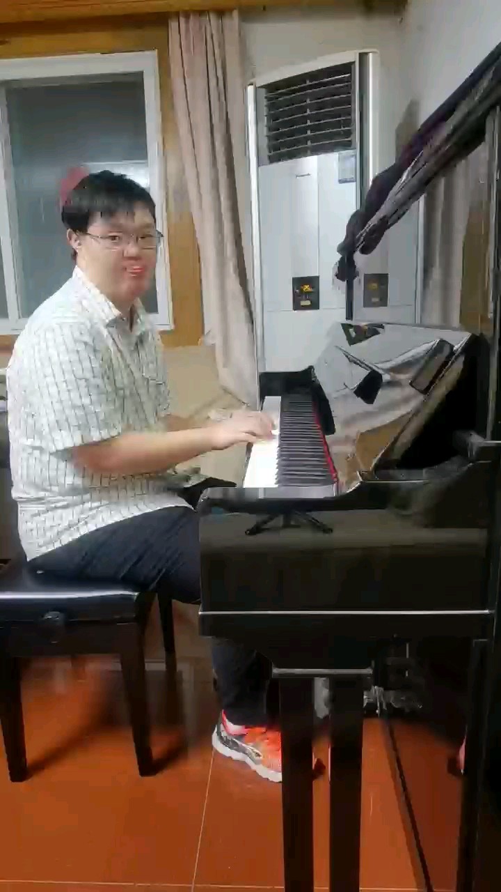 小黄是个唐氏综合征孩子，喜欢音乐，每天自己练习，虽然对他来说很困难，但是请大家给他一点鼓励，我们会努力进步。