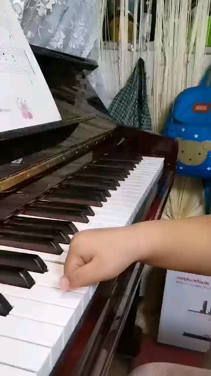 6岁小宝的第一节钢琴课作业21.09.15