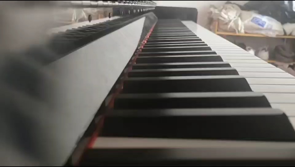 钢琴音不太好  弹得一般