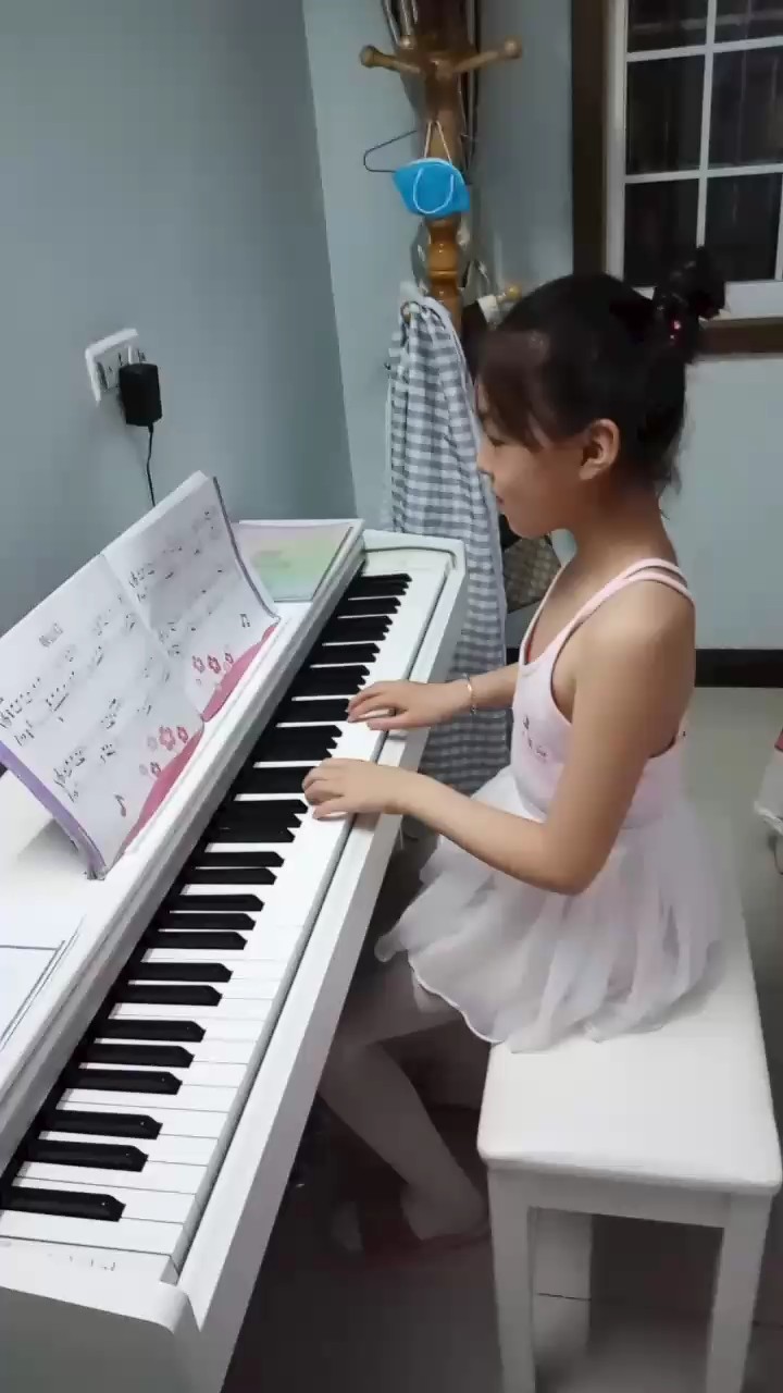 我感觉这首曲子很优美，很柔软，听起来非常好听。我以前觉得很难，我想放弃，但我没有，我不努力怎么会有收获呢？最后把这首曲子学完，老师跟我讲了映山红的故事，听完故事，我很感动，以后知道要努力。谢谢大家！