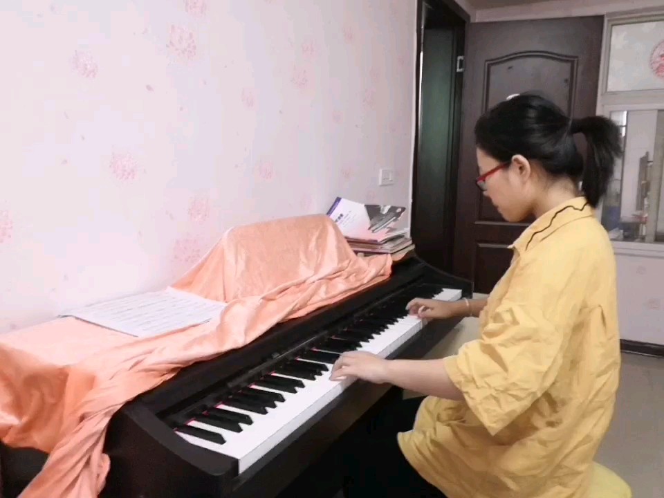 利用闲暇时光来练一下，这首是我弹的第一首古典曲子，也是弹的最好的一首，希望大姐支持。