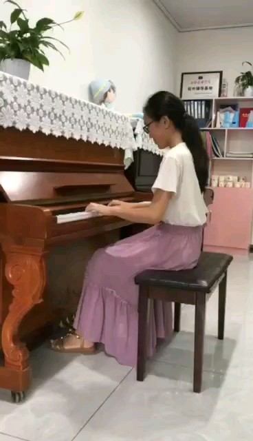 魅力五光十色，光彩照人，活色鲜现