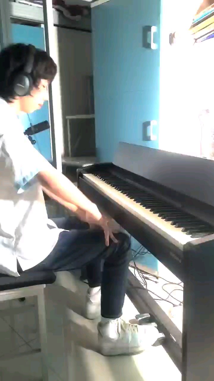 各位尊敬的評(píng)委、觀眾您們好！我的比賽曲目是動(dòng)漫音樂(lè)鋼琴家Animenz改編的My Dearest。由于疫情原因無(wú)法出校，只能用學(xué)校宿舍里的電鋼演奏，敬請(qǐng)諒解。最后，關(guān)于演奏方面還請(qǐng)多多指教！