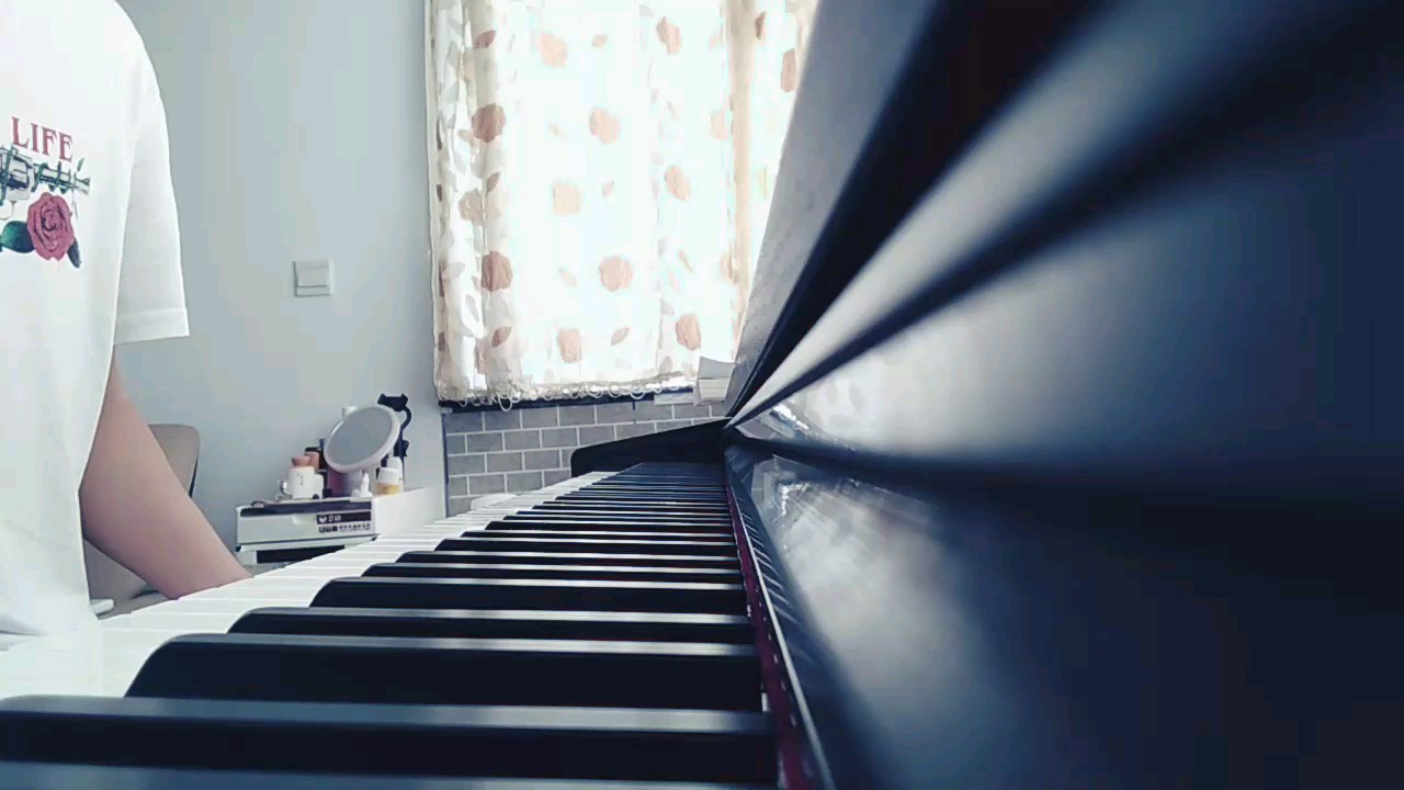 爱情就像河水，流动你的心。歌曲就像潺潺流水，扣动人的心弦。配上歌词的『river flows in you』旋律动听而委婉。想想加上这遍也是第三遍弹这首曲子了。。