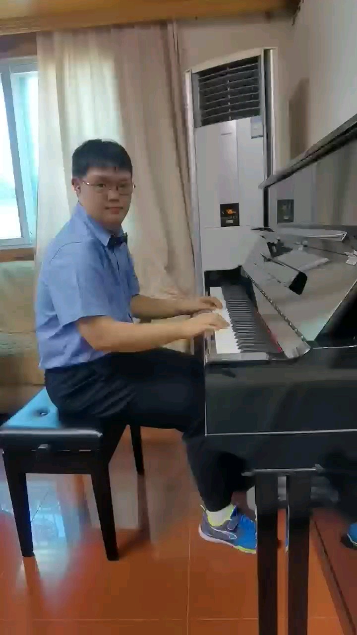 小黄是一个特殊孩子，因为喜欢唱《虫儿飞》，妈妈给他找了谱，他自己努力自学了这首曲子🙂