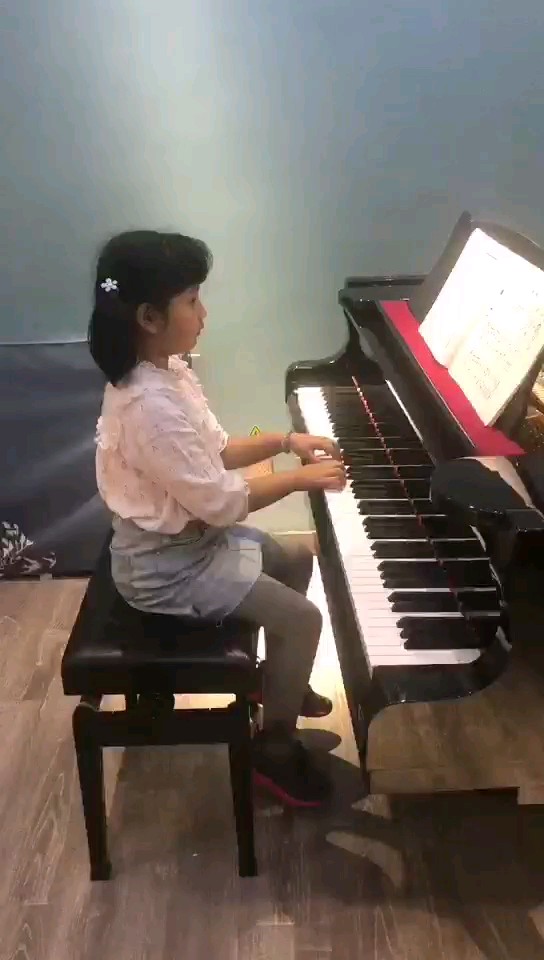 孩子刚学不久，希望可以在音乐之路上继续坚持下去～