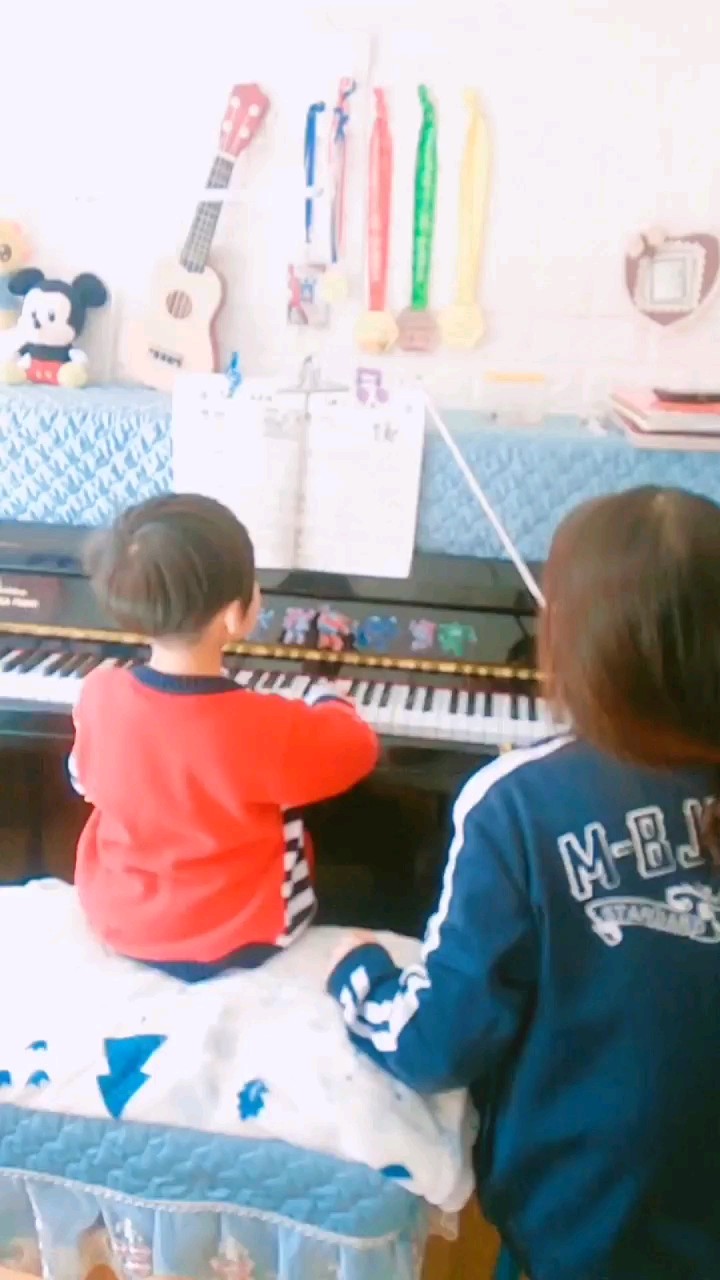 宝宝5岁时弹奏，妈妈唱歌，宝宝给妈妈伴奏。