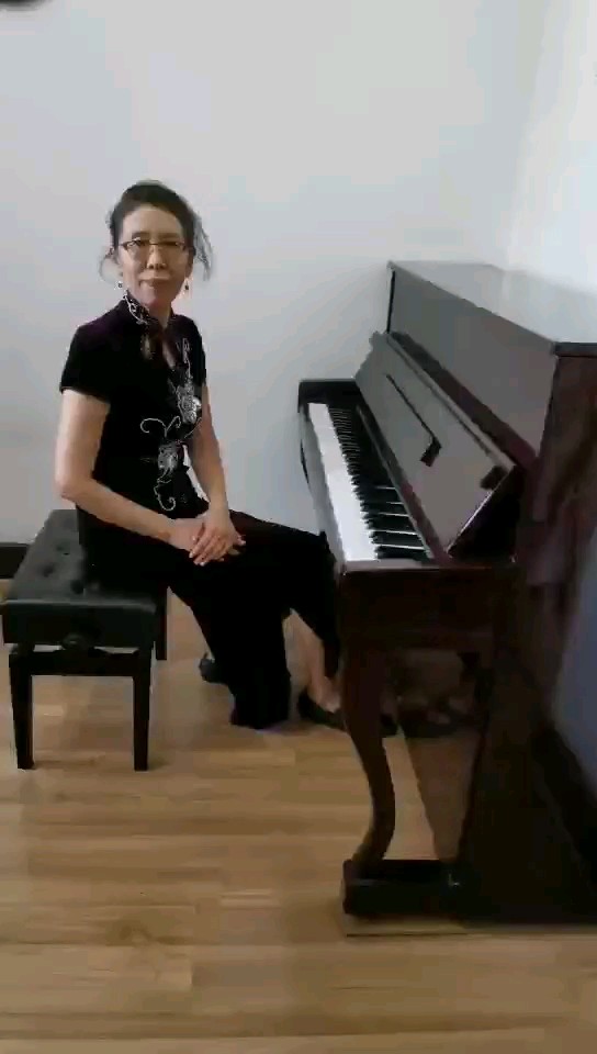 退休之后弹钢琴成为我重要的生活方式。爱音乐，爱生活，和我一起成为优雅的前浪吧～