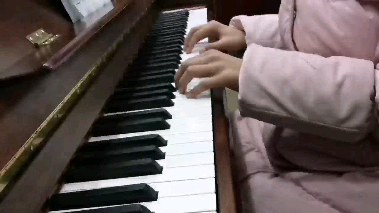 你听啊冬至的白雪，你听它掩饰着哽咽，在没有你的世界。
你听啊秋末的落叶，你听它叹息着离别，只剩我独独自领略，海与山风和月在没有你的世界，再没有你的冬眠