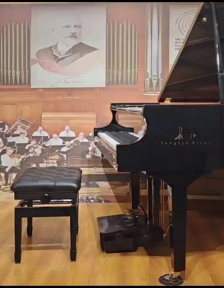 C大调小奏鸣曲，是一首欢快的乐曲。