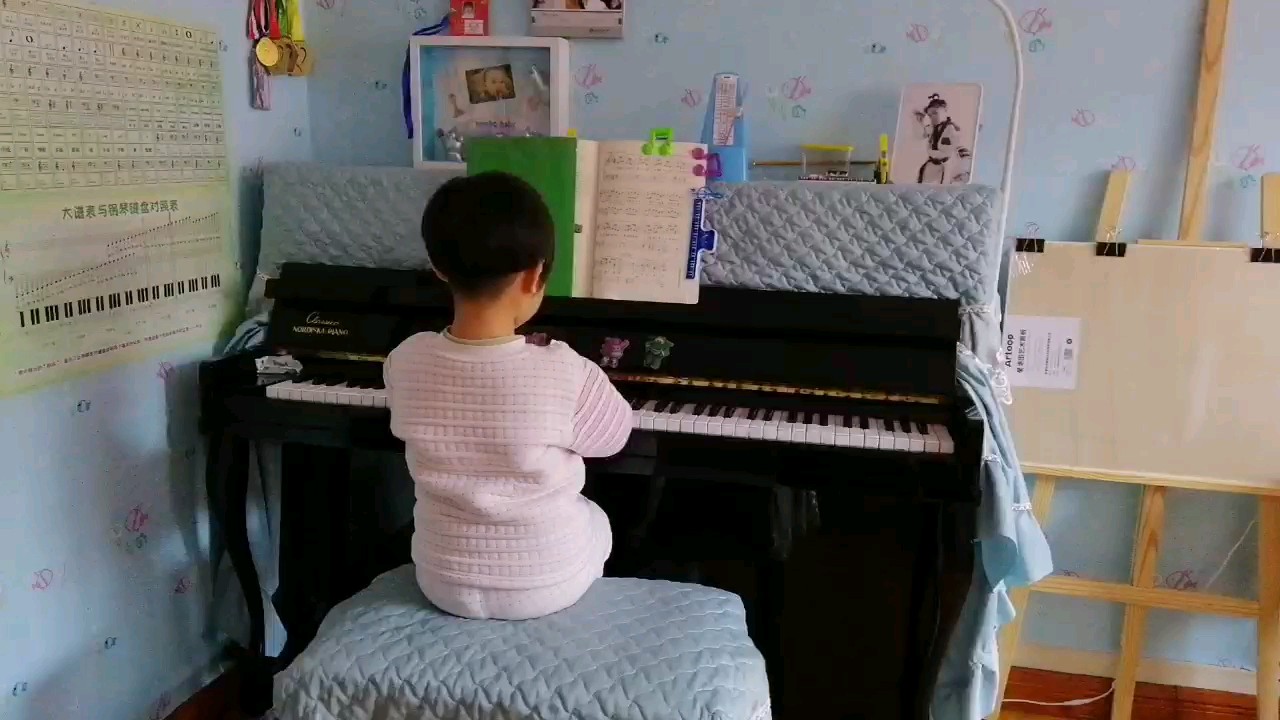 宝宝5岁时弹奏