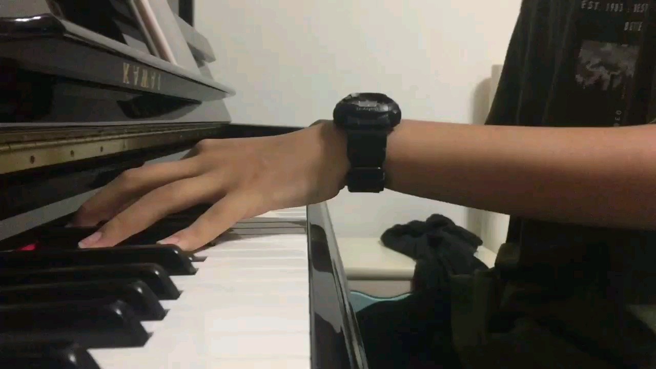昨天同学生日为她弹的（黑脸）