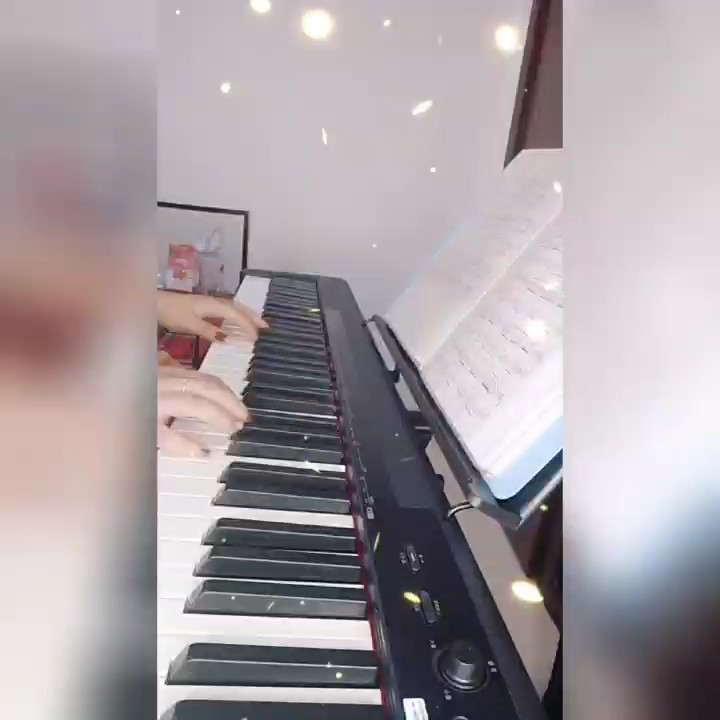 8、天底下的温柔有十分，八分在神爱世人，那你呢，你是一面湖水，你是温柔本身