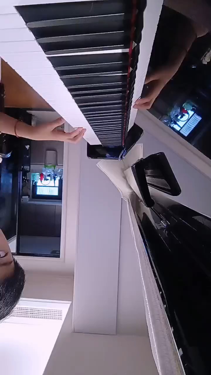 我是一个小朋友，不是很会弹。